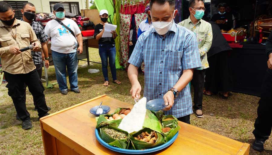 Walikota Palangka Raya, Fairid Naparin menghadiri sekaligus membuka pagelaran kesenian Kuda lumping di halaman Kantor Kecamatan Jekan Raya Kota
