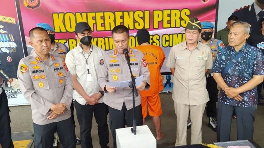 Tersangkanya ada dua orang. Namun satu masih DPO, baru tertangkap satu orang ini, kata Ibrahim di Polres Cimahi dikutip ANTARA, Rabu, 4 Januari.