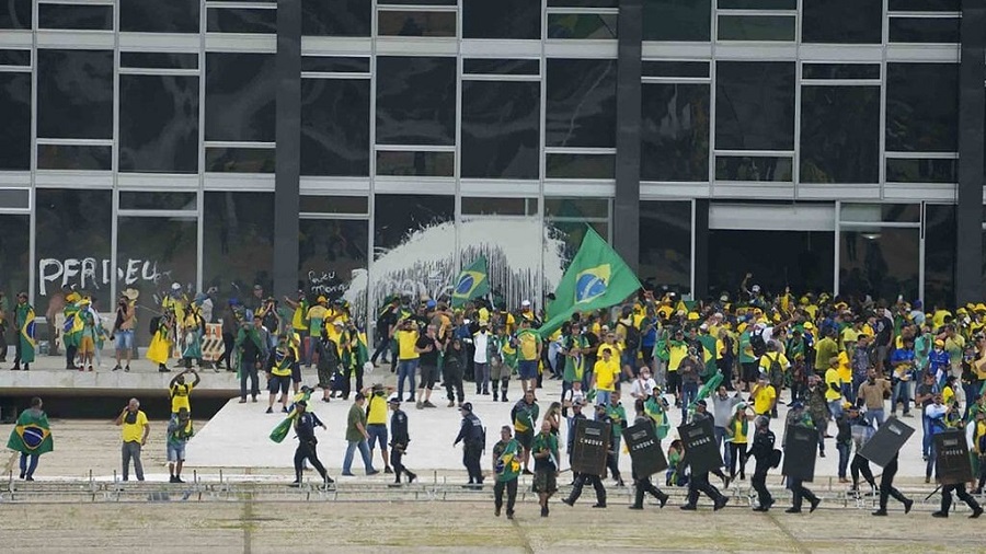 Lengsernya Presiden Brasil sebelumnya, Jair Bolsonaro membuat ribuan pendukung garis keras nya membuat kekacauan di ibu kota Brasil, Minggu (8/1/2023).