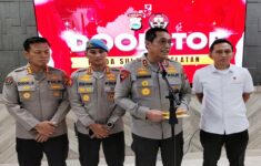 Kapolda Sulsel Irjen Pol Djuhandhani Rahardjo Puro saat merilis kasus penganiayaan di Mapolda Sulsel, Kamis (26/2). (Foto: Era/Rio).